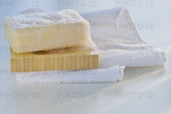 Towel and wet bar of soap. Photographe : Daniel Grill