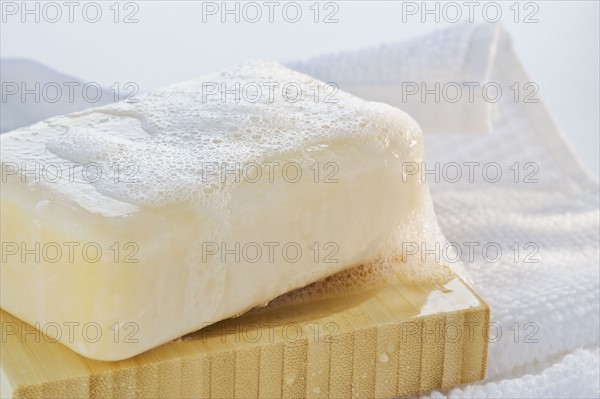 Towel and wet bar of soap. Photographe : Daniel Grill