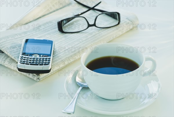 Cup of coffee and business tools. Photographe : Daniel Grill