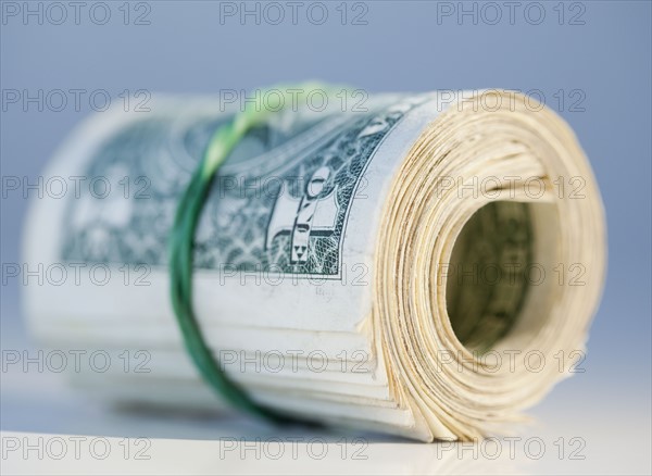 Close up of roll of cash. Photographe : Jamie Grill