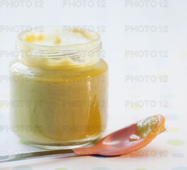 Bowls of assorted baby food. Photographe : Jamie Grill