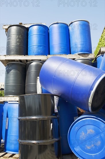 Stacks of toxic waste barrels. Photographe : fotog