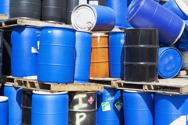 Stacks of toxic waste barrels. Photographe : fotog