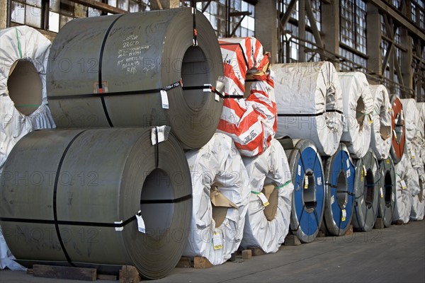 Rolls of steel in warehouse. Photographe : fotog