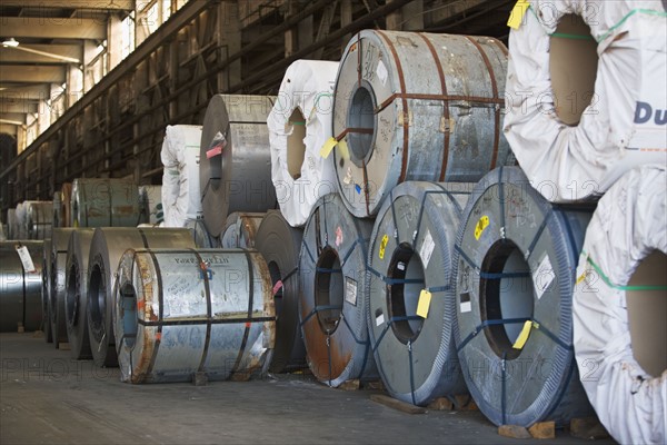 Rolls of steel in warehouse. Photographe : fotog