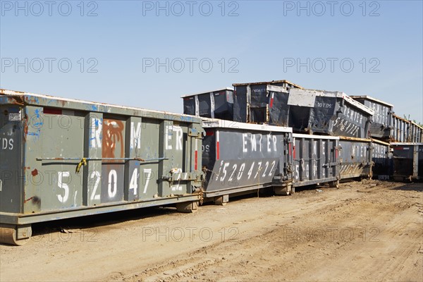 Garbage dumpsters. Photographe : fotog