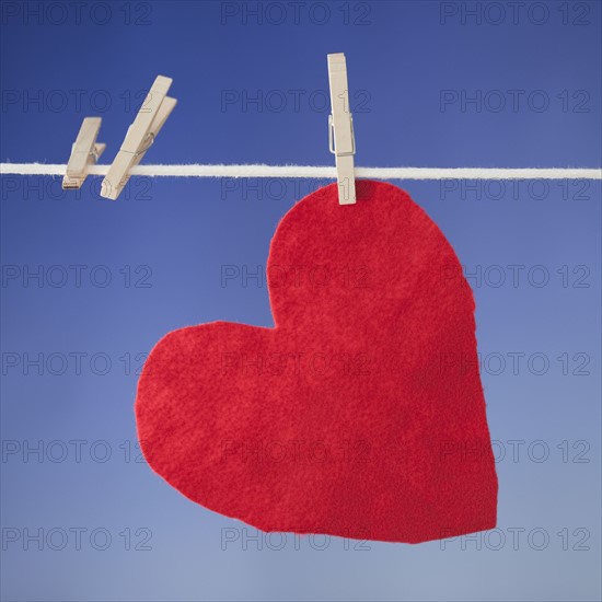 Teddy bear and bib drying on clothesline. Photographe : Jamie Grill