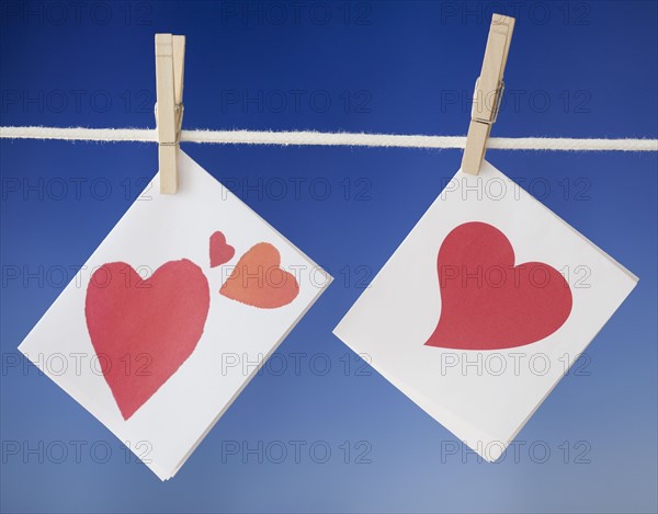 Felt heart drying on clothesline. Photographe : Jamie Grill