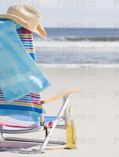 Beer next to beach chair. Photographe : Jamie Grill