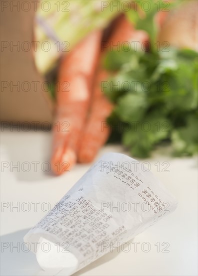 Compass on pile of money. Photographe : Jamie Grill