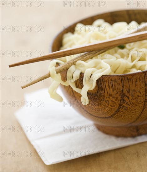 Asian noodle bowl. Photographe : Jamie Grill