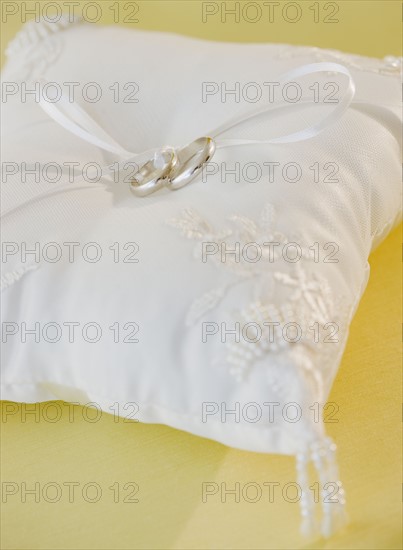 Wedding rings on pillow. Photographe : Jamie Grill