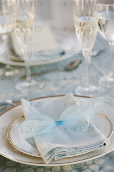 Wedding table placesetting. Photographe : Jamie Grill