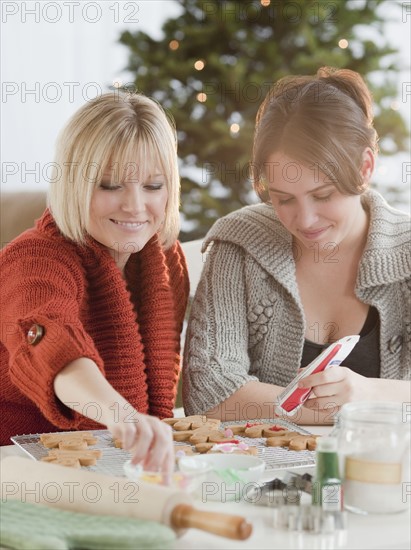 Women decorating Christmas cookies. Photographe : Jamie Grill