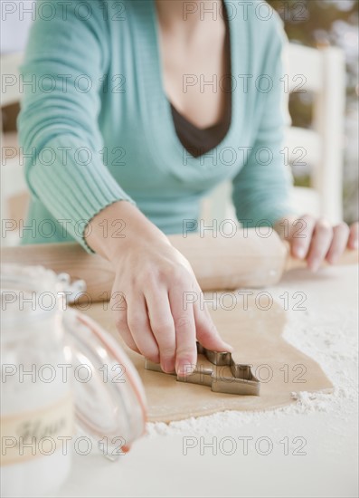 Woman making Christmas cookies. Photographe : Jamie Grill