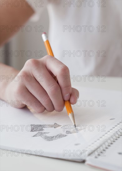 Woman drawing picture of earth. Photographe : Jamie Grill