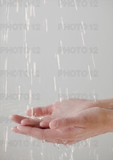 Hands under running water. Photographe : Jamie Grill