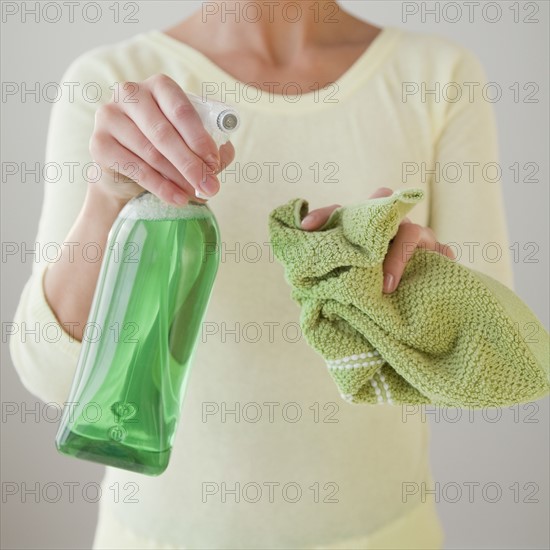 Hands under running water. Photographe : Jamie Grill