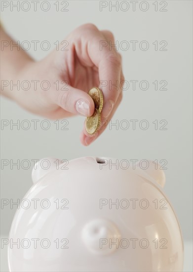 Woman holding green cleaning products. Photographe : Jamie Grill