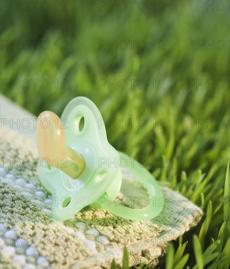 Pink and blue baby pacifiers. Photographe : Jamie Grill