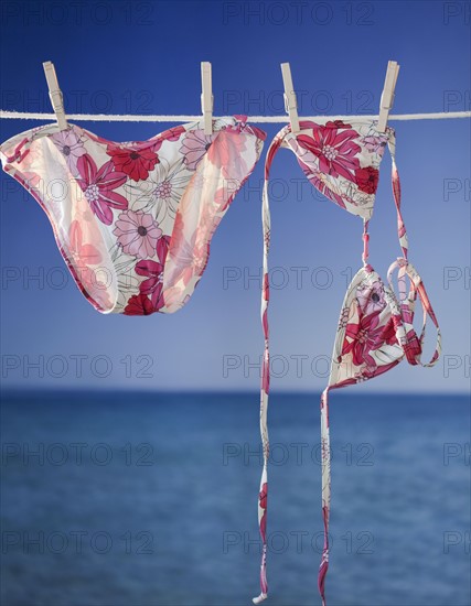 Money drying on clothesline. Photographe : Jamie Grill