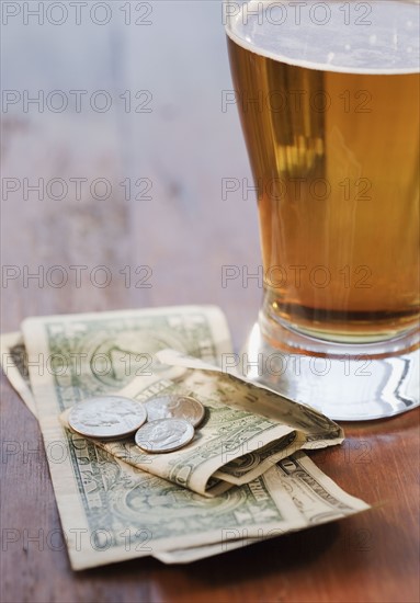 Close up of beer on heart napkin. Photographe : Jamie Grill