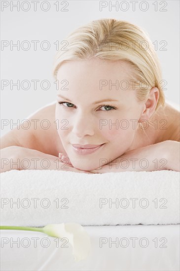 Woman relaxing on spa towel. Photographe : Daniel Grill