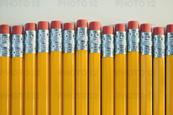 Row of pencil erasers. Photographe : Daniel Grill