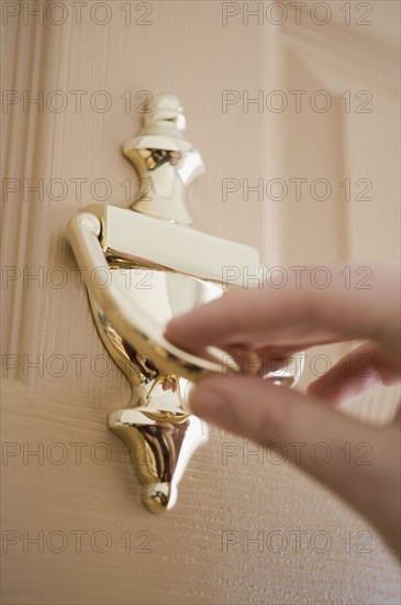 Person knocking on door. Photographe : Daniel Grill