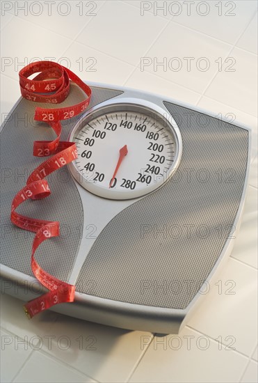 Bathroom scale and tape measure. Photographe : Daniel Grill