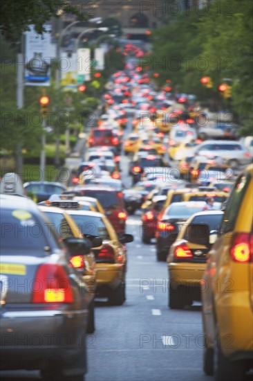 Taxis in rush hour traffic. Photographe : fotog