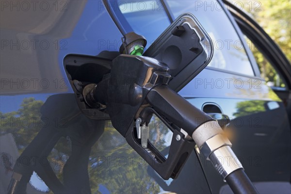 Close up of gas pump in car. Photographe : fotog