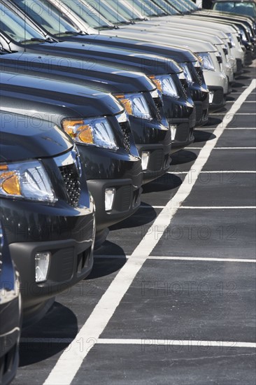 Row of cars in car lot. Photographe : fotog