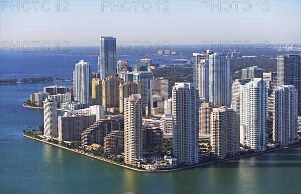 Aerial view of waterfront city. Photographe : fotog