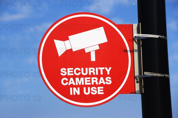 Security camera sign. Photographe : fotog