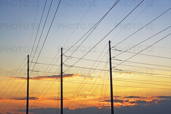 Communication tower and power lines. Photographe : fotog