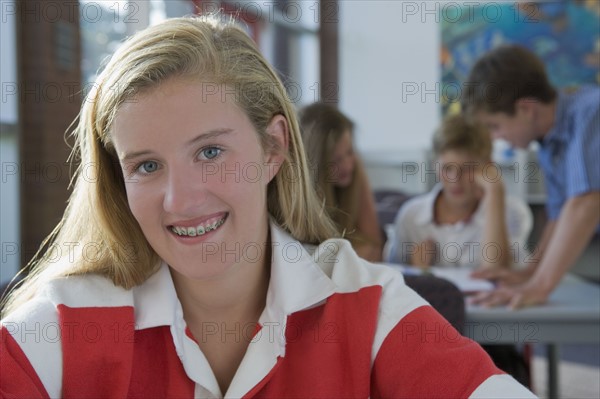 Girl posing in library. Photographe : mark edward atkinson