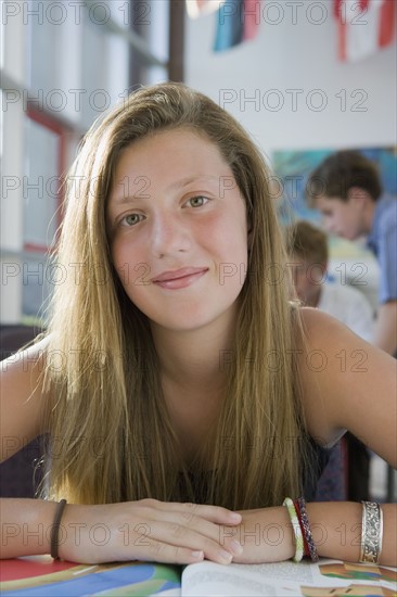 Girl posing in library. Photographe : mark edward atkinson