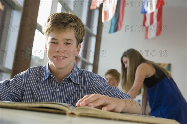 Boy reading in library. Photographe : mark edward atkinson