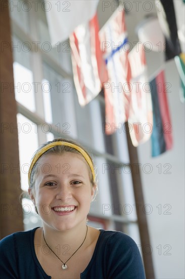 Girl posing in library. Photographe : mark edward atkinson