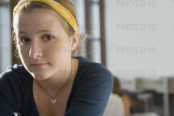 Portrait of girl in library. Photographe : mark edward atkinson