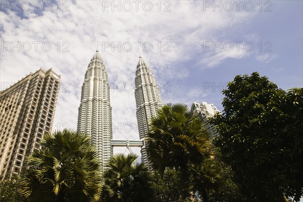 Twin highrise buildings and palm trees. Photographe : Sarah M. Golonka