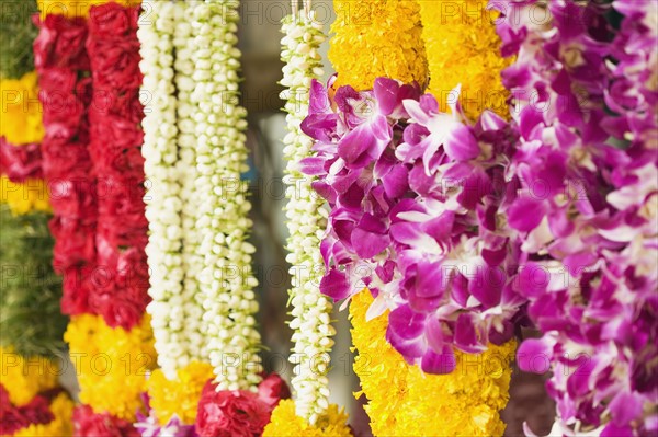 Close up of tropical flower necklaces. Photographe : Sarah M. Golonka