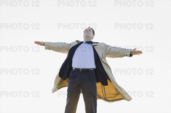 Businessman standing in wind. Photographe : PT Images