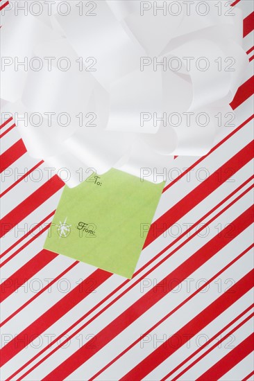 Close up of wrapped Christmas gift. Photographe : Kristin Lee