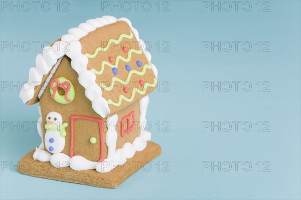 Decorated gingerbread house. Photographe : Kristin Lee