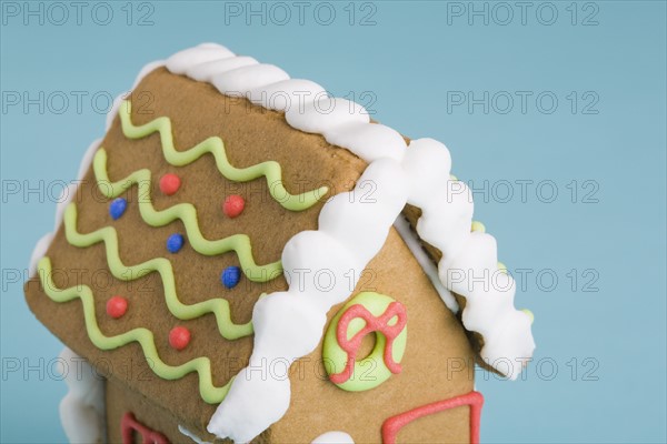 Decorated gingerbread house. Photographe : Kristin Lee