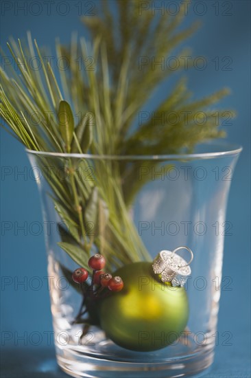 Christmas ornament in decorative glass. Photographe : Kristin Lee