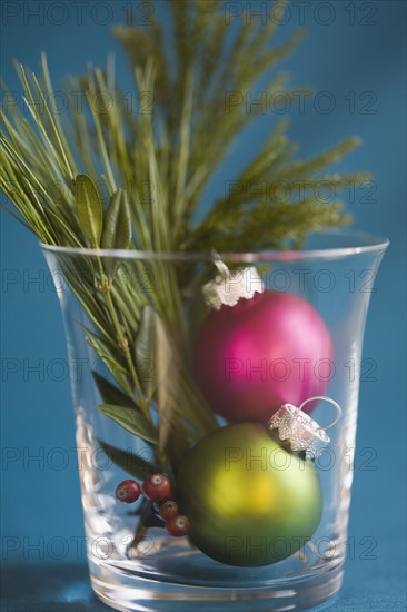 Christmas ornaments in decorative glass. Photographe : Kristin Lee