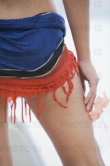 Rear view of woman wrapped in sarong. Photographe : mark edward atkinson